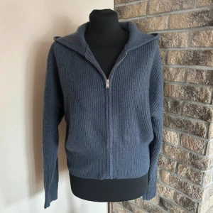 Kashmir tröja - Så fin tröja i blågrå kashmir. Passar absolut större än xs, knappt använd alls. Inga noppror eller så😌