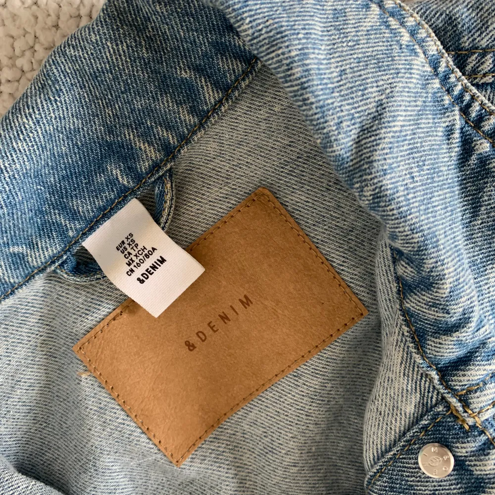 Otroligt snygg jeansjacka / denimjacka från H&M. Använd två gånger, så den är i nyskick, utan anmärkningar. Storlek 34 men oversize och passar även 36. 🌷Perfekt jacka nu till våren! 🌼. Jackor.