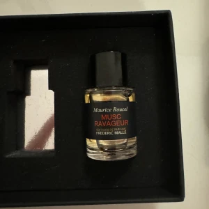 Musc Ravageur 7ml Parfym - Parfym från Fredric Malles damkollektion. Har endast testat doften och den va lite för blommig för mig. Pris kan diskuteras vid snabb affär💖