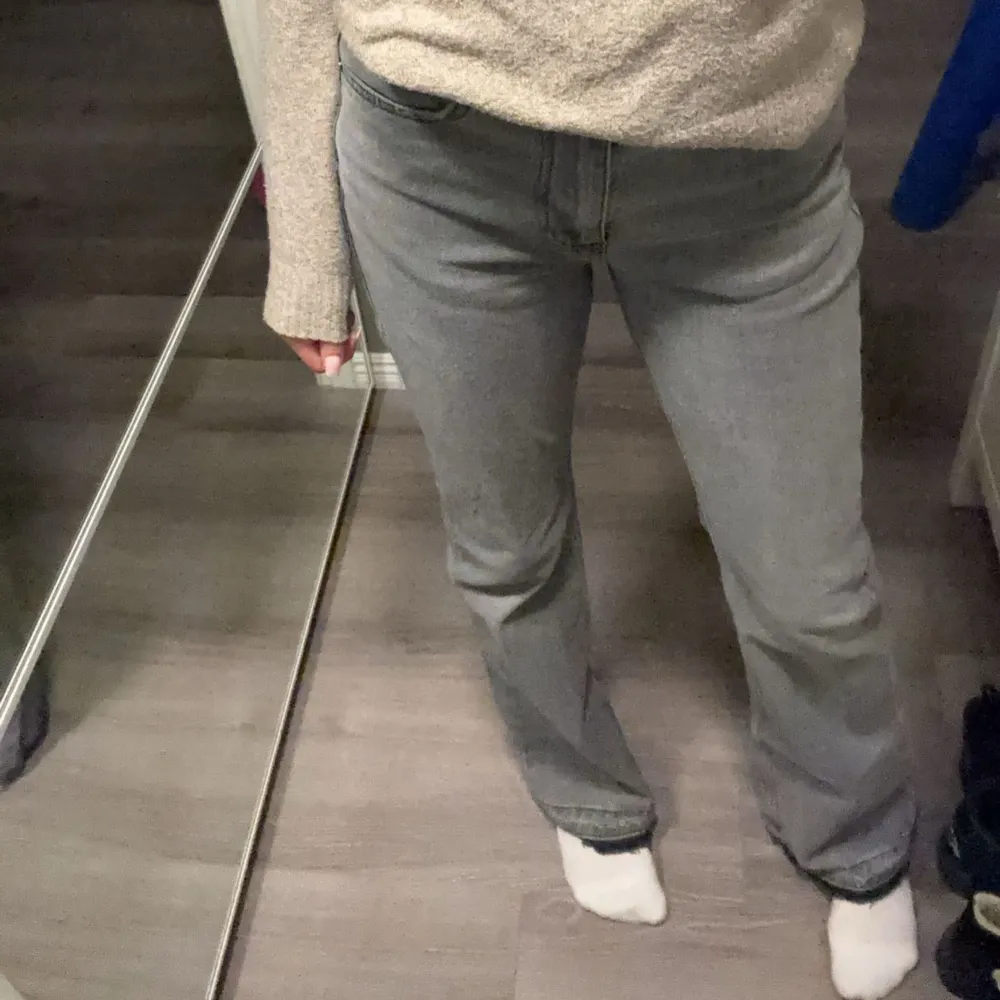 Snygga gråa jeans från Gina tricot som är köpta i höstas och är sparsamt använda. Säljer för att dom inte kommer till mycket användning.  Däremot är dom uppklippta längst ner för att göra dom lite längre (passar mig som är 170). Jeans & Byxor.