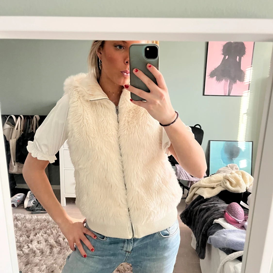Vit pälsväst 
