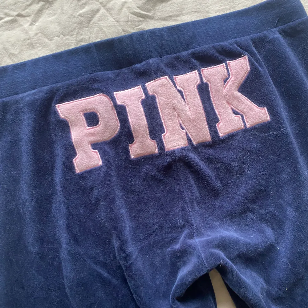 Victorias secret pink mjukisbyxor i velour med tryck på rumpan tror dem är fake då det inte finns något lapp. Uppskattas storlek S/M  Midjemått: 38 cm  Innerbenslängd: 74 cm  Ytterbenslängd: 91 cm  Y2k . Jeans & Byxor.