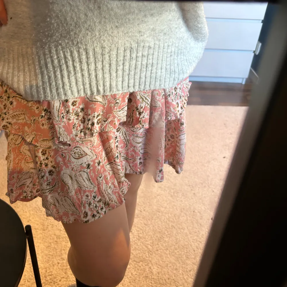 Rosa shorts som ser ut som kjol från Zara!!🌟. Shorts.