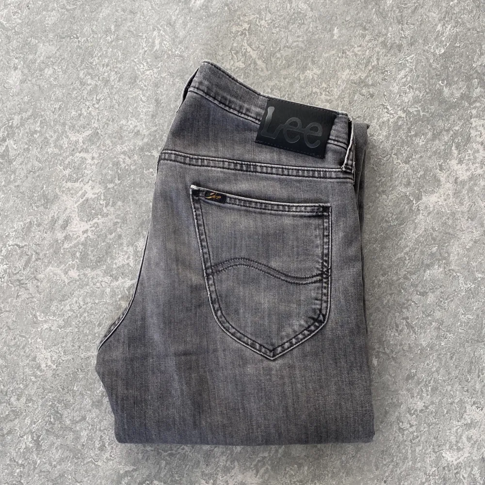 Gråa jeans från Lee. Modellen heter Daren Zip. Skulle säga att de är något mitt emellan en regular och slim passform beroende på kroppsform.. Jeans & Byxor.