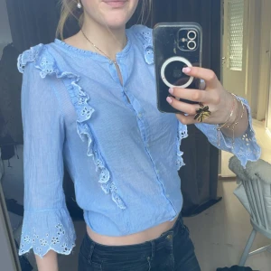 Ljusblå spetsblus - Jättefin blus !! Säljer då den inte andvänds⭐️pris kan diskuteras!