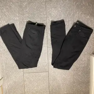 Hej säljer nu dessa två jeans från Jack & Jones. Denna annons är för bägge två men kan fixa enskillda priser ifall det skulle vara intressant. De sitter ungefär som 30/32. Hör av dig vid fler frågor eller liknande!😊🤝🏻