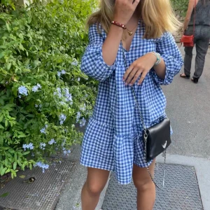 Klänning  - säljer denna jättefina kläning ifårn zara Skiv för fårgor eller funderingar ❤️🥰