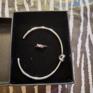 Armband och ring - Säljer dessa smycken från grinda helt oanvända! 