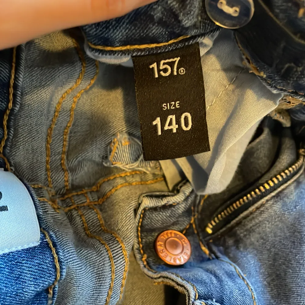Ett par flare jeans från lager 157 barnavdelning.Jätte bra skick då jag bara använt dem typ 3 ggr.Säljer pga att dem tyvärr inte används här hemma 💗. Jeans & Byxor.