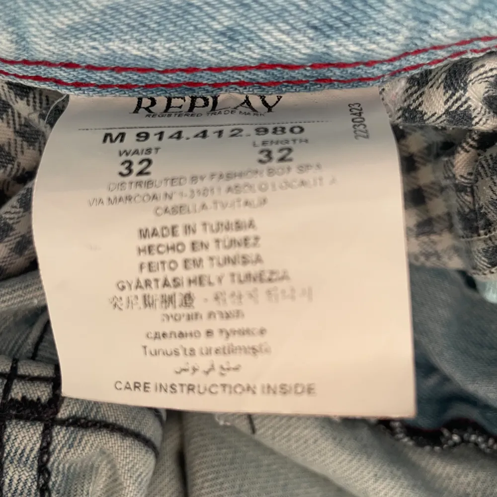 Säljer nu dessa riktigt snygga ripped Replay jeansen i ljusblå färg.. Jeans & Byxor.