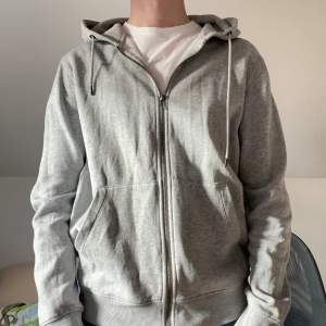 Grå zip hoodie från Jack & Jones i size medium. Inga defekter alls, pris diskuterbart.