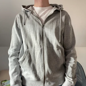 Grå zip hoodie  - Grå zip hoodie från Jack & Jones i size medium. Inga defekter alls, pris diskuterbart.