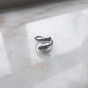 Yomie har fina kvalitativa prisvärda ringar som endast kostar 119kr 💕 Alla är vattentäta och gjorda av rostfritt stål 💛 Ringarna orsakar alltså inga utslag 💕Denna ring är justerbar & i färgen silver 💛 För fler frågor/bilder skicka ett meddelande💕