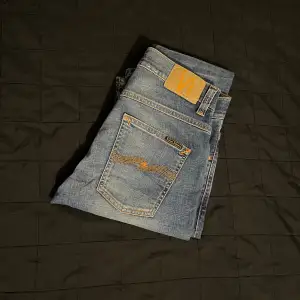 Tja! Säljer mina Nudie jeans i modellen Grim Tim, strlk 30/32. Toppskick då dem var små, endast använda en gång. Bara att skriv vid frågor eller bilder! priset är diskuterbart🙌 Nypris: 1600kr 