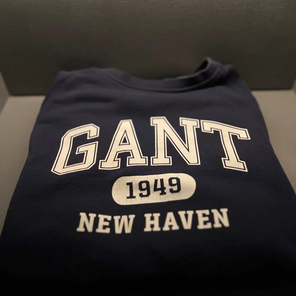 Hej säljer denna begagnade Gant sweatern, dess skick är väldigt bra och har nära till noll slitage!  //kontakta gärna oss för mer information eller bilder . Tröjor & Koftor.