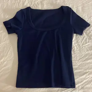 Säljer en snygg ribbad topp/t-shirt från SHEIN. Den är marinblå. Den formar sig tajt på kroppen och får fram kurvor men den är fortfarande skön och stretchig. Den är i storlek S men kan passa folk med storlek M eftersom den är så strechig.