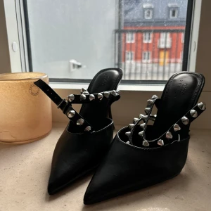 Klackar med nitar  - Oanvända klackar med nitar från ASOS.  Storlek 36. Passar mig som har 36-37