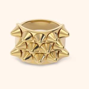 Populär guld ring från Edblad 🥰 är precis som ny förutom att en nit på sidan har gått av med inget man ser eller tänker på 💗 storlek 16