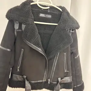 Säljer denna jackan från Zara då den inte kommer till användning längre. 