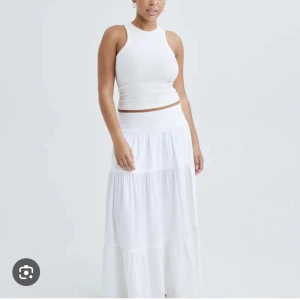 Vit lång kjol - Jättefin vit lång kjol som har slit på ena sidan. Bra skick💕kom privat för mer bilder