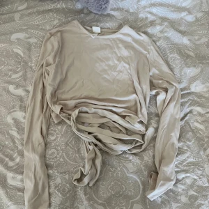 Knytbar tröja - Väldigt fin tröja som man knyter runt midjan!!🩷 Använd ett fåtal gånger🎀  Storlek L🌸 dock ganska liten i storleken!!!!!