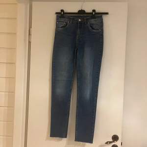 Ett par jeans som är helt oanvända. Lågmidajde 