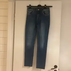 Ett par jeans som är helt oanvända. Lågmidajde 