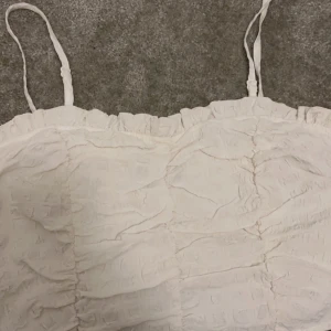 Vit Topp från Gina Tricot  - Vit söt topp från Gina tricot, storlek 34. Skriv för fler bilder eller frågor💕💕