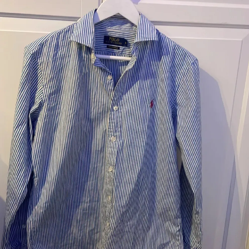 Säljer denna riktigt stiliga Ralph lauren skjorta i riktigt bra skick. Passar utmärkt till sommaren! Den är använd men skicket är fortfarande väldigt fint. Köpt på nk för 1899kr Pris kan diskuteras!. Skjortor.