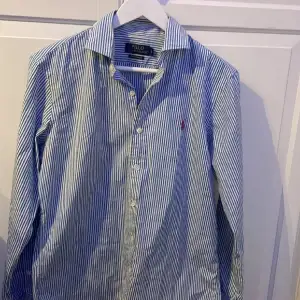 Säljer denna riktigt stiliga Ralph lauren skjorta i riktigt bra skick. Passar utmärkt till sommaren! Den är använd men skicket är fortfarande väldigt fint. Köpt på nk för 1899kr Pris kan diskuteras!