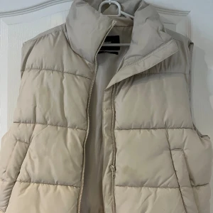 Beige väst - En jättefin beige/ vit väst perfekt nu till våren.