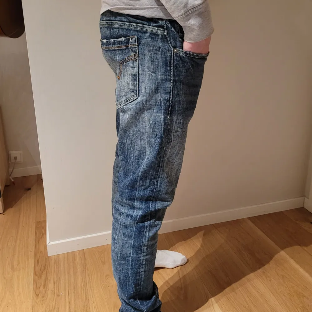 Säljer nu ett par riktigt eftertraktade Dondup George jeans. Just denna modell och färg är slutsåld överallt. Skick 9,5/10 använd 3 gånger. W34 men passar som W31-32. Jeans & Byxor.