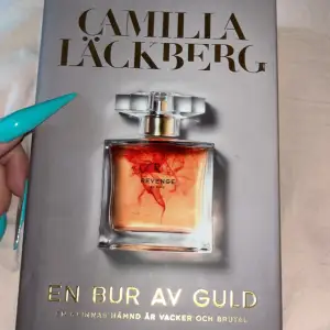 En bur av guld av den populära deckar författaren Camilla Läckberg, hardback. Endast läst ett par sidor så i nyskick, säljes pga flytt.