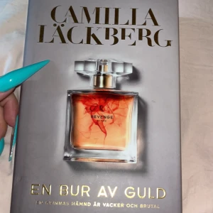 En bur av guld - En bur av guld av den populära deckar författaren Camilla Läckberg, hardback. Endast läst ett par sidor så i nyskick, säljes pga flytt.