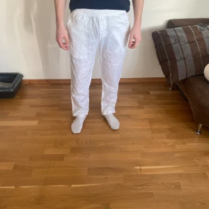 Linnebyxor frn H&M - Perfekta linnebyxor inför sommaren, 100% linne. Skön vit färg och luftiga. Modellen är 185. Hör av er vid funderingar! Kan gå ner i pris vid snabb affär!!