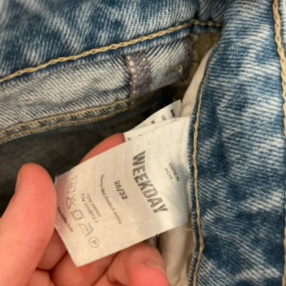 Mid waist jeans från Weekday, fint skick  Se andra bilden för storlek . Jeans & Byxor.