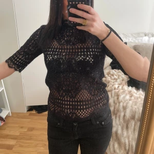 Spets Topp Zara - Säljer denna oanvända Spets topp från Zara! Trekvartsärmad och lite högre hals❤️‍🔥 
