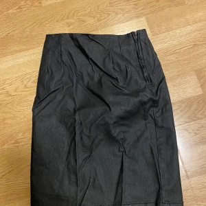 Svart kjol - Svart ”skinn” skjul från VILA, har dragkedja, använd 2 gånger max-som ny