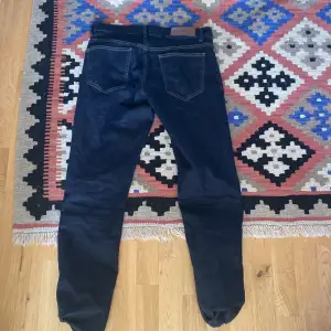 Slim blå jeans har använts 2 ggr. 