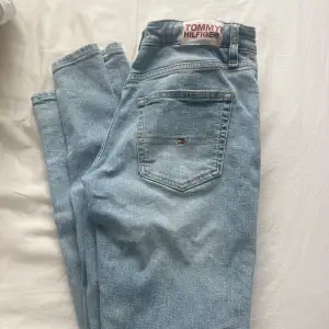 Mom jeans från Tommy hilfiger, skriv privat för fler bilder💗storlek står inte men skulle tro M!