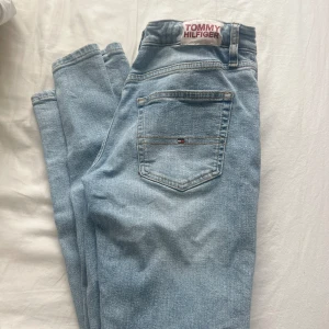 Tommy hilfiger jeans  - Mom jeans från Tommy hilfiger, skriv privat för fler bilder💗storlek står inte men skulle tro M!
