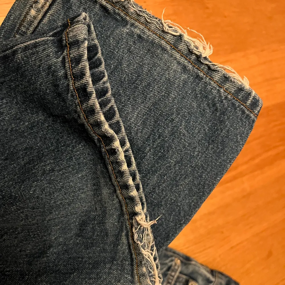 Lågmidjade jeans från Nelly som inte kommer till användning längre. Passar xs/s. Fint skick förutom slitna längst ner (se sista bilden). Köpta för 600kr. Bara att skriva vid  frågor!💕. Jeans & Byxor.