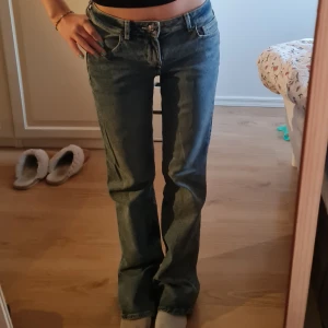 Ljusblå jeans - Bootcut jeans köpta på hm (Små slitningar) 🩵
