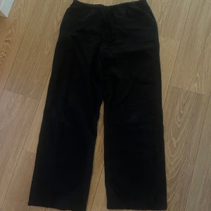 Linnebyxor - Ett par linnebyxor från Ginatricot som tyvärr inte kommer till användning då jag har ett par andra, dom är använda få gånger och är som nya!🤍köparen står för frakten