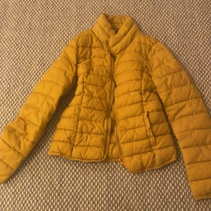 Gul vårjacka - Så fin vårjacka som tyvärr är för liten för mig, därav kanppt använd 💛 passar perfelt nu till våren men även till höst. Den kommer ifrån only. Nyskick och inga defekter!
