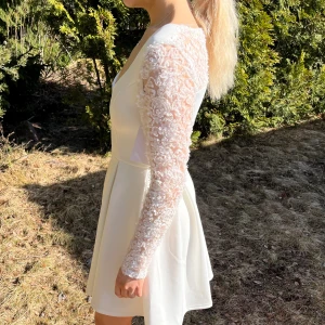 Vit Klänning - 💕Moments new york, Köpt på bubbleroom, nypris 899kr. Finns inte kvar på hemsidan nu.  💕 Helt ny, Alla prislapparna finns kvar.  💕 Storlekarna 36 / M står på klänningen.  💕 Perfekt till studenten. 