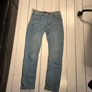 LEE jeans W29 L32 - Storlek W29 L32. Säljer eftersom att jag vuxit ur dem.