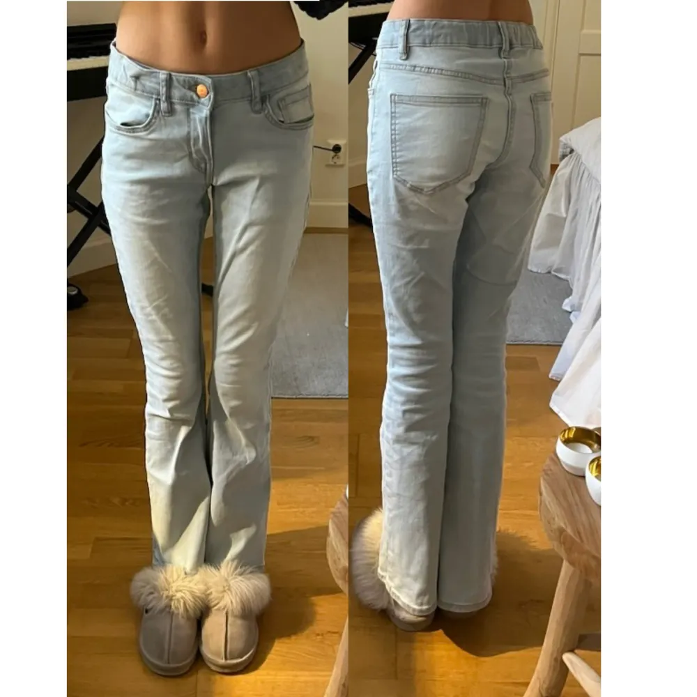 Jag säljer ett par Freja Flared leg jeans från Lindex💕 Storlek: 158 12/13år. Ganska använda men i bra skick💕 Original priset var 349kr. Jeans & Byxor.