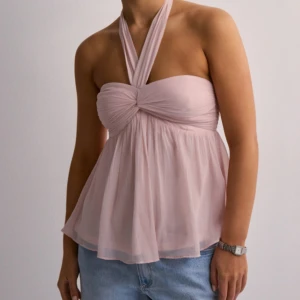 Rosa topp  - Superfin topp från nelly! Helt ny med lappen kvar. Strl 34 och köpt för 349💕