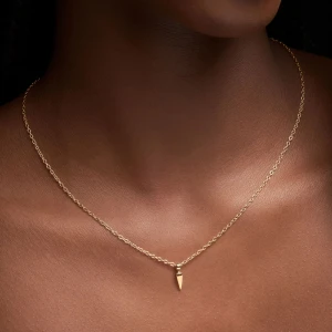 Maria Nilsdotter halsband  - Säljer mitt arrowhalsband i guld från Maria Nilsdotter. Har gjort om längden själv från 35cm till 37 cm. Nypris är 2395kr😊